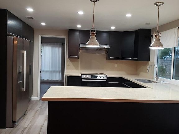 Kitchen with breakfast bar