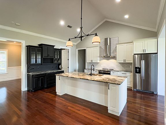 4th image of 4502 East Ln