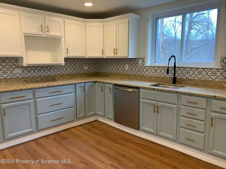 318 Simrell Rd — Photo 2