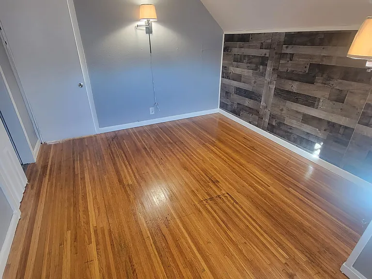 110UP Elmdorf Ave #UPPER — Photo 2