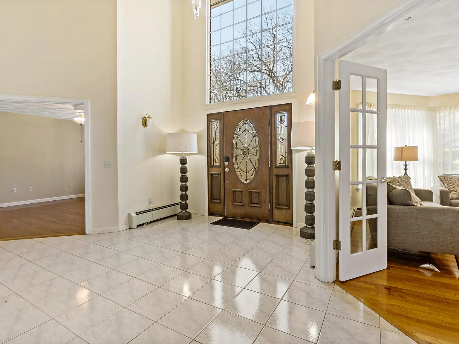 6 bed, 4.5 bath, 4966 sqft, $5,000 — Photo 2