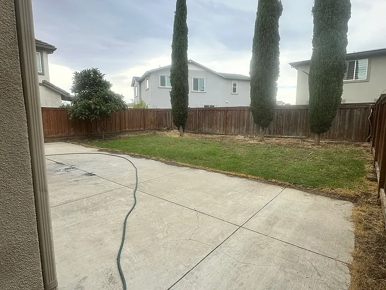 1635 Courtyard Dr — Photo 23