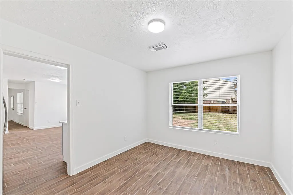 4 bed, 2.5 bath, 2420 sqft, $2,350 — Photo 4