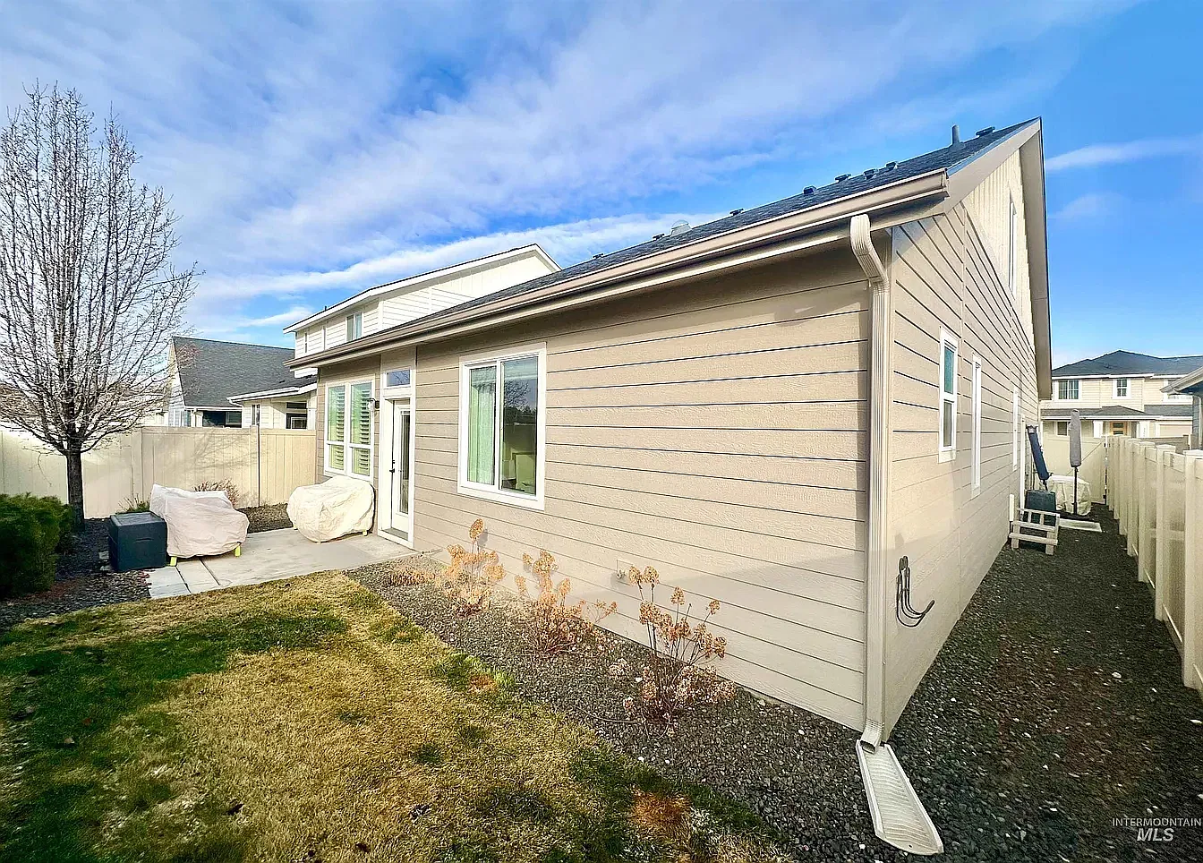 3 bed, 1827 sqft, $1,100 — Photo 2