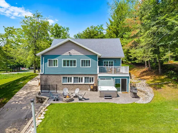 9190 Marywood Dr, Stanwood, MI 49346