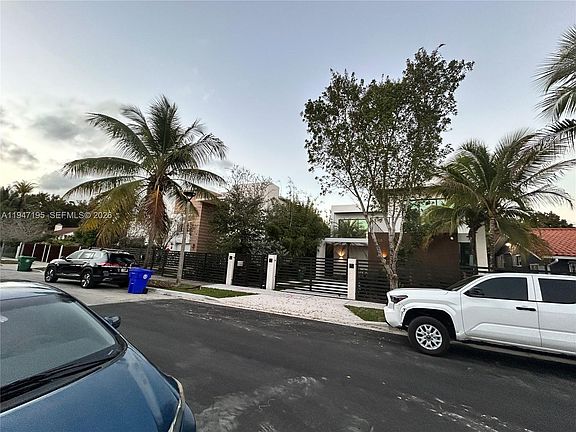 4th image of 1352 SW 16th St