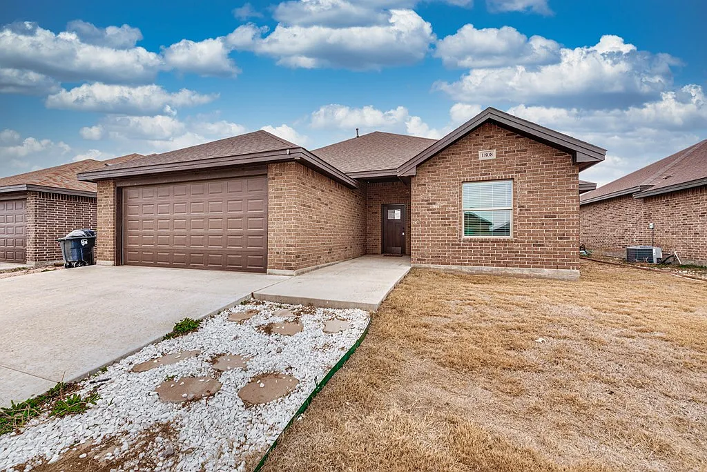 4 bed, 2.5 bath, 2348 sqft, $2,950 — Photo 2