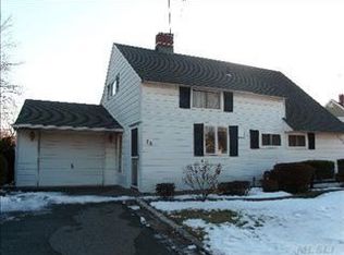 26 Branch Ln, Levittown, NY 11756