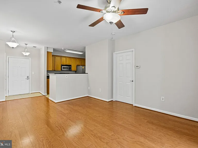 801 S Greenbrier St #215 — Photo 3