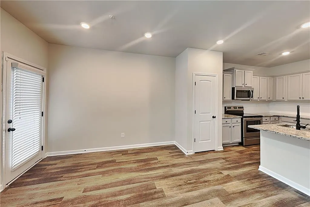 3 bed, 3.0 bath, 1564 sqft, $1,995 — Photo 3