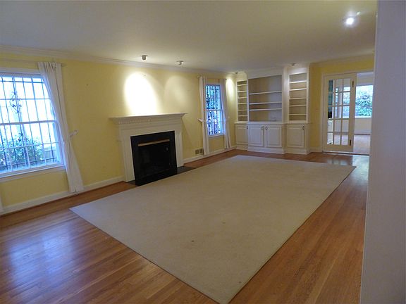 Large Living Room w/ fireplace