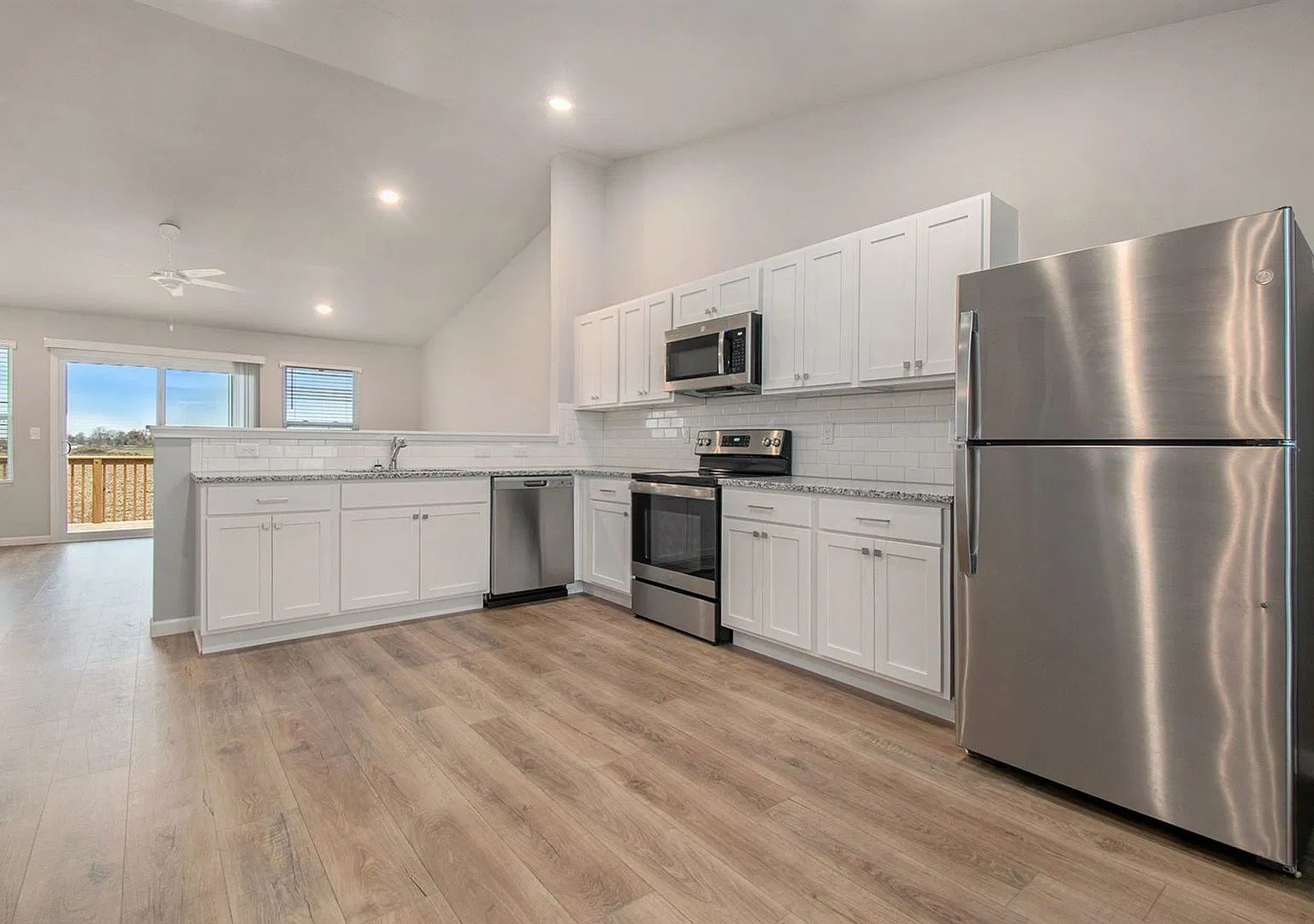1 Month FREE Rent! Applied to Your First Full Month. Terms & Conditions Apply. — Photo 3