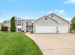 1441 Woodfield Dr, Zeeland, MI 49464