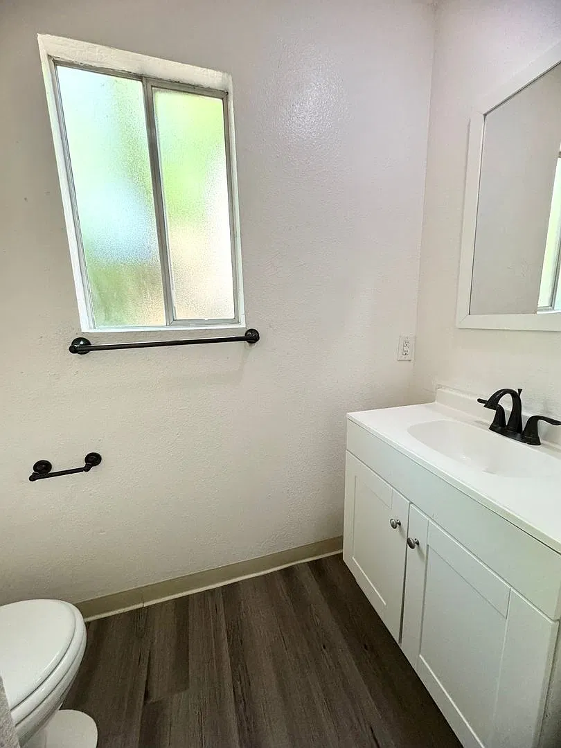 1252 Warner St — Photo 4