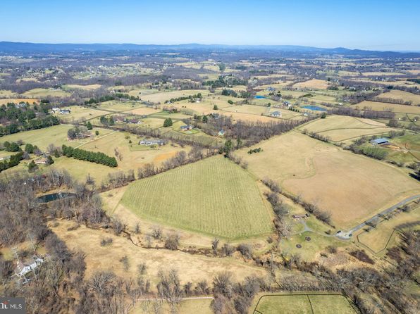 39892 Hedgeland Ln, Waterford, VA 20197