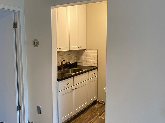 3rd image of 31831 Grand River Ave Unit 57