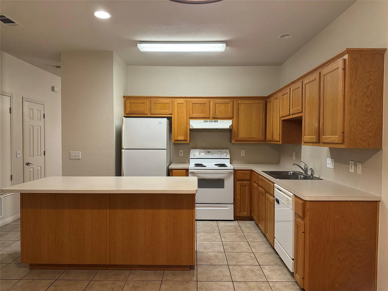 3 bed, 1.5 bath, 1320 sqft, $1,800 — Photo 3