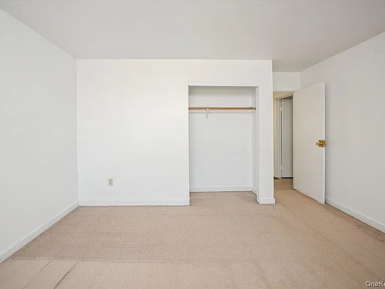501 Maplewood Gdns — Photo 13