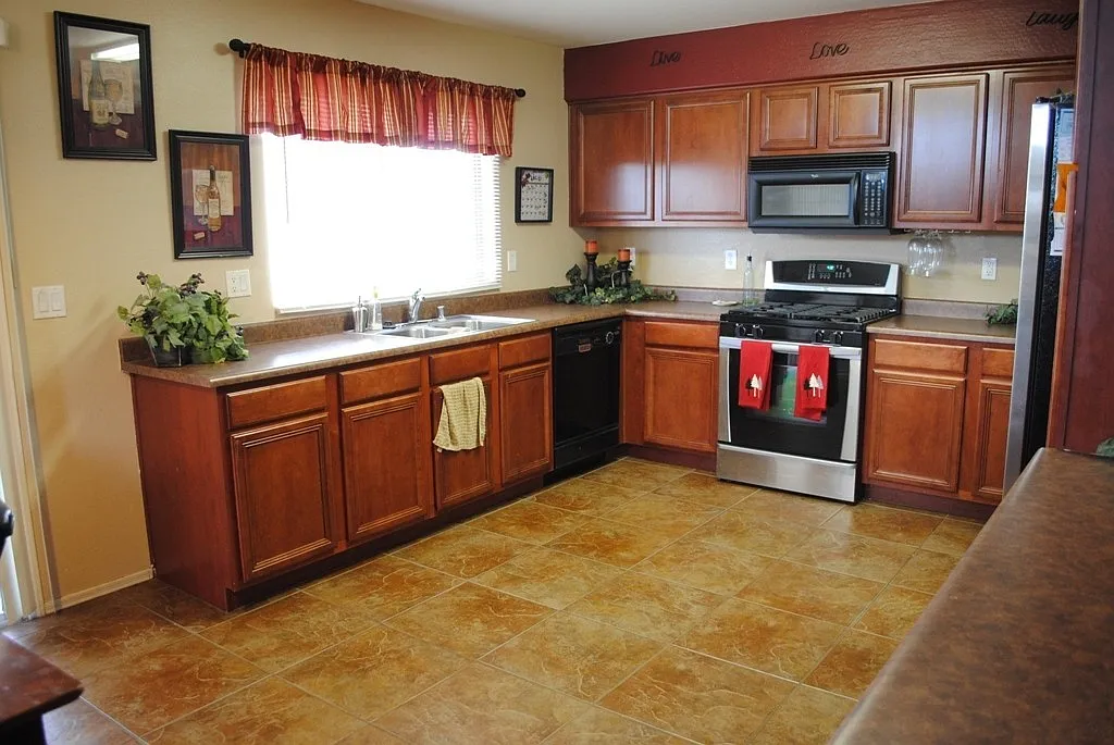Charming 4 Bed 3 Bath Laveen Home !! — Photo 4