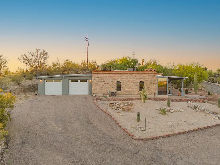 1101 W Roller Coaster Rd — Photo 8