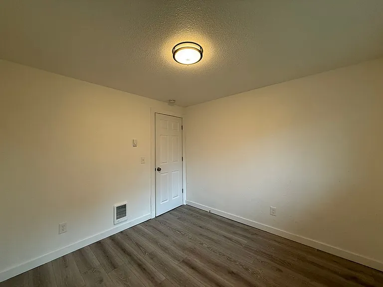 925 Avenue G — Photo 12