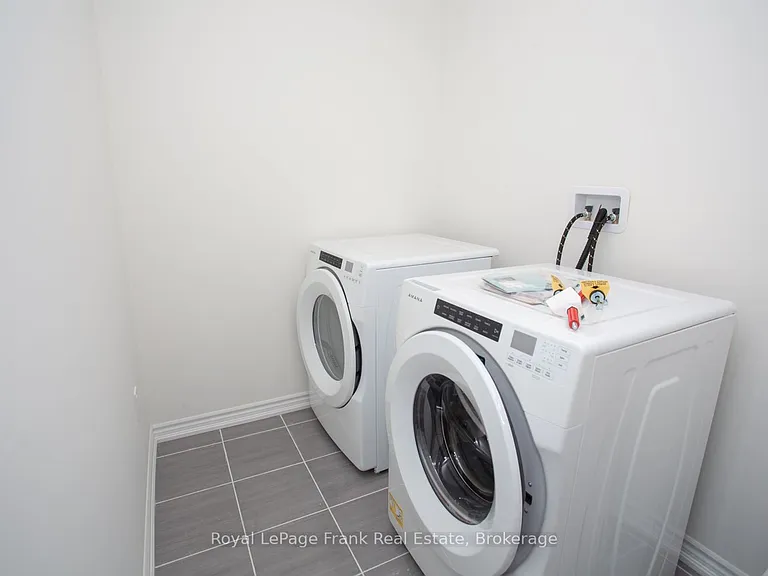 5 Hennessey Cres — Photo 31