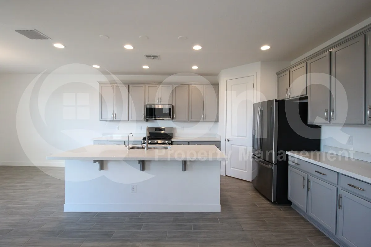 4 bed, 3.0 bath, 2855 sqft, $2,550 — Photo 4