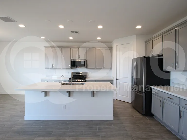 11818 S 54th Ln — Photo 4