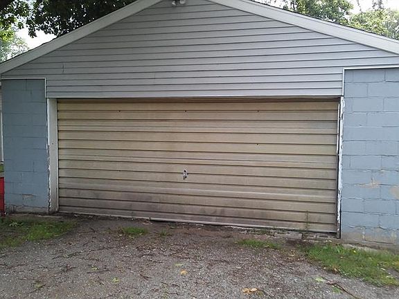 4th image of 415 Louden St