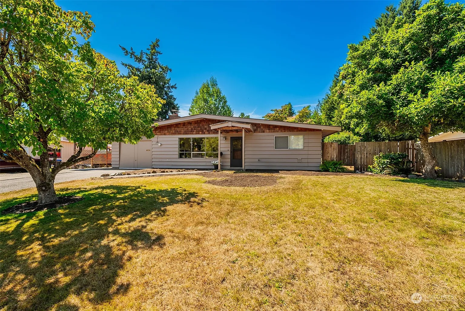 4021 Gillette Avenue photo 1