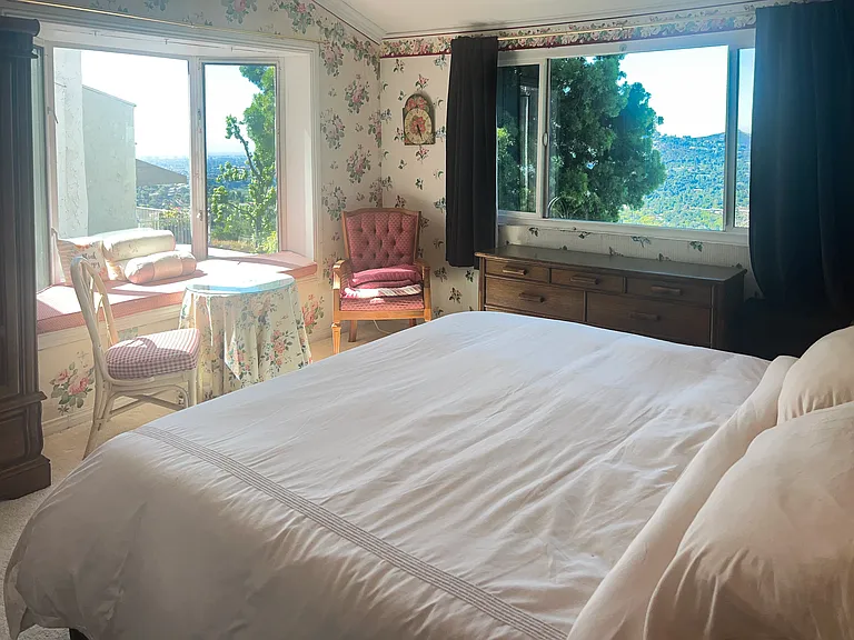 Master Bedroom, wonderful city view