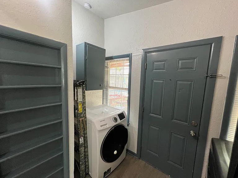 210 E Johnson St — Photo 13