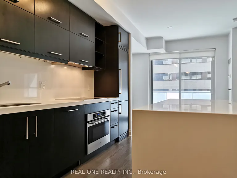 1080 Bay St #511 — Photo 8