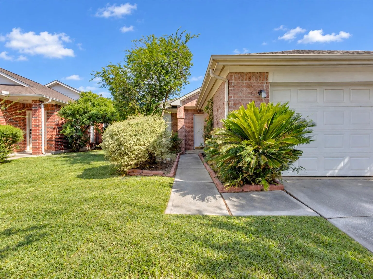 3 bed, 2.0 bath, 1482 sqft, $1,899 — Photo 2