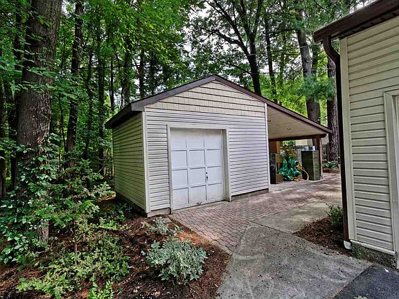 4th image of 22 Pine Hill Bnd
