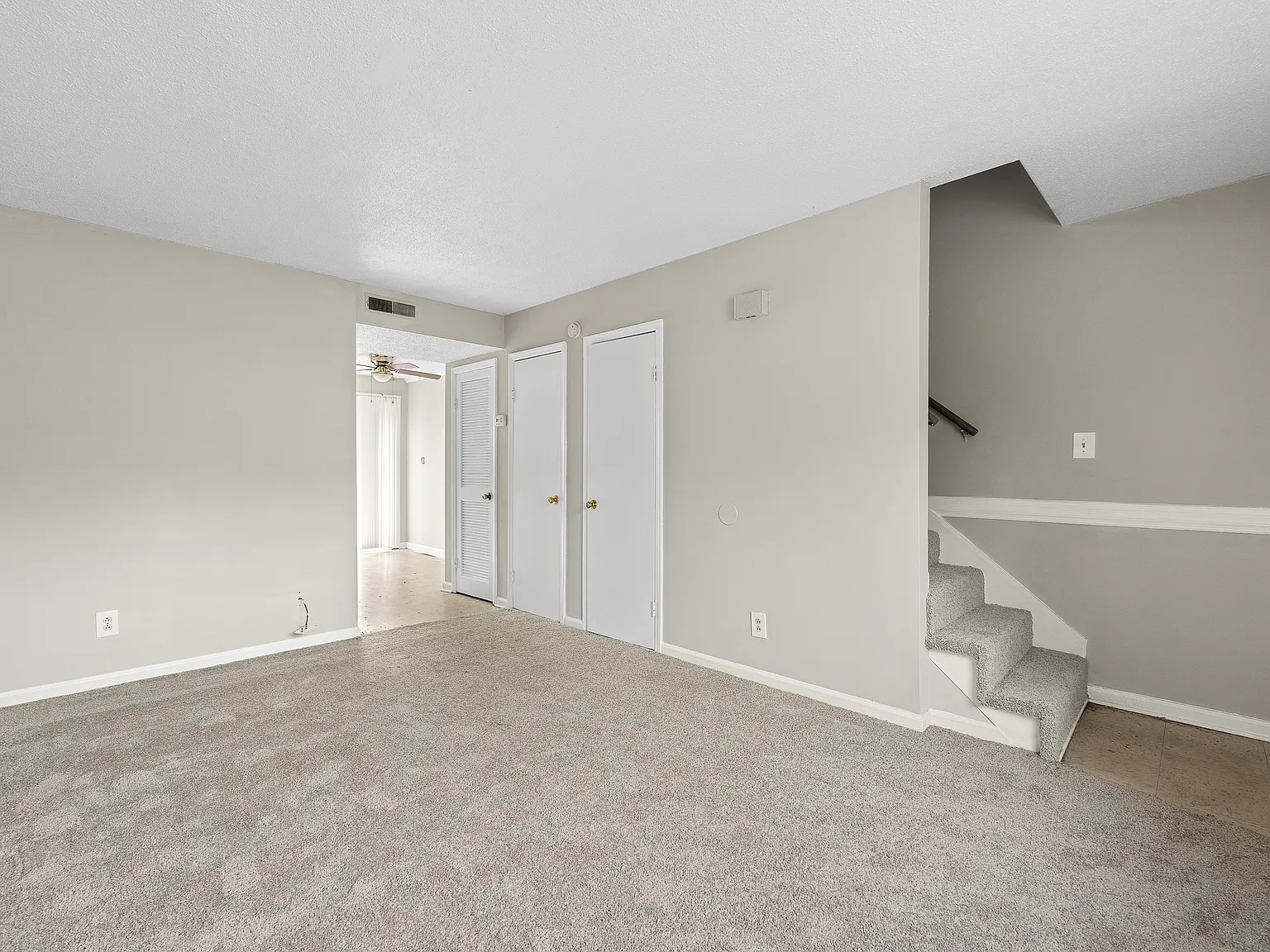 Country Club Apartments — Photo 2