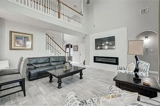 4 bed, 2.5 bath, 2952 sqft, $5,600 — Photo 2