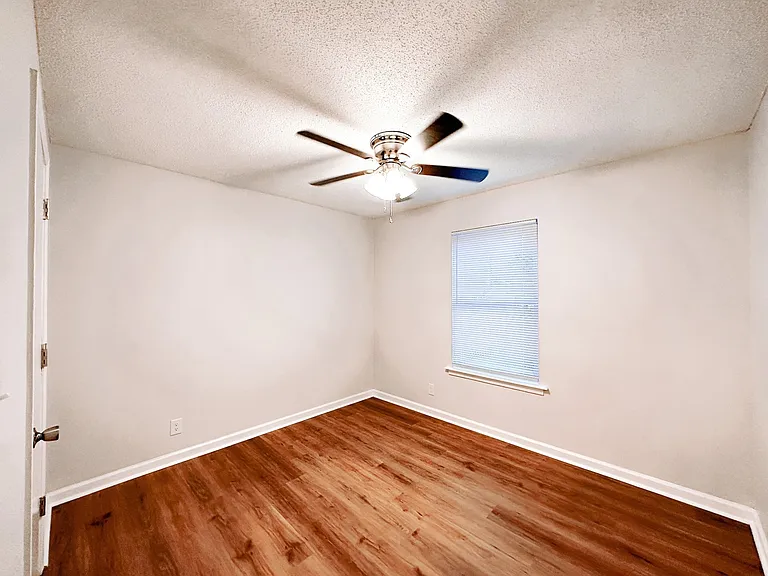 470 Martha Ln #H — Photo 19