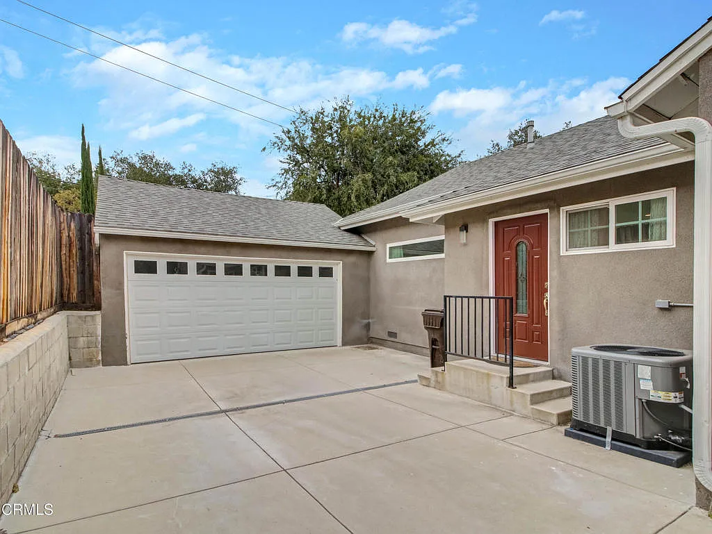 4 bed, 3.0 bath, 2334 sqft, $8,200 — Photo 4