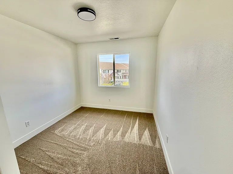 1735 W 540 N #1001 — Photo 22