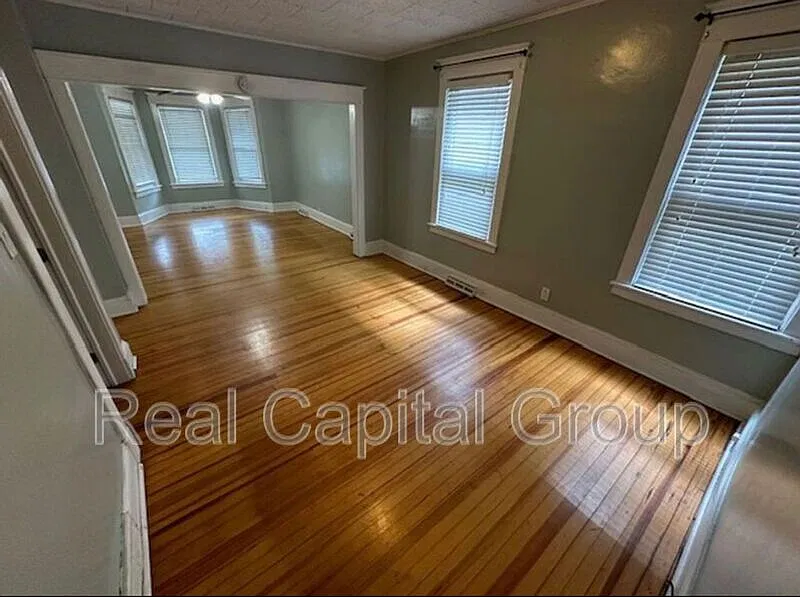 3 bed, 1.0 bath, 1100 sqft, $1,695 — Photo 3
