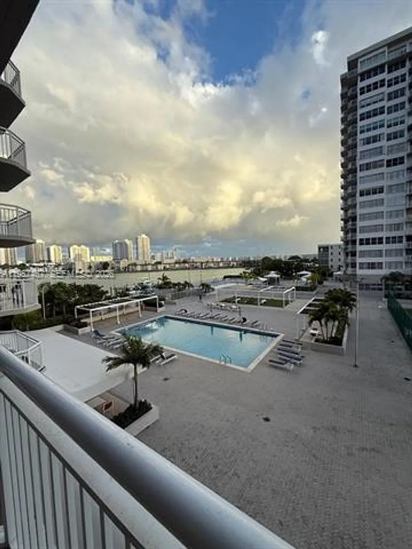 Building Photo - 18061 Biscayne Blvd #404