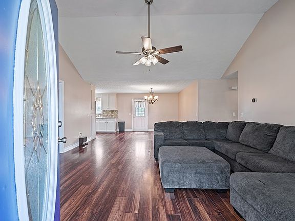 4th image of 211 Warren Cir