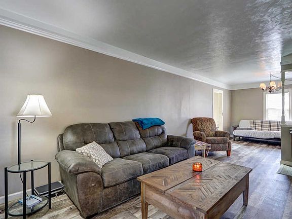 5th image of 2609 E Walnut St