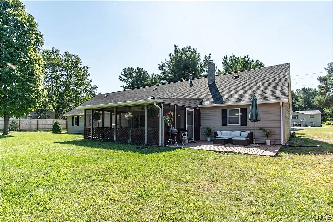 4 bed, 2.0 bath, 1752 sqft, $2,600 — Photo 4