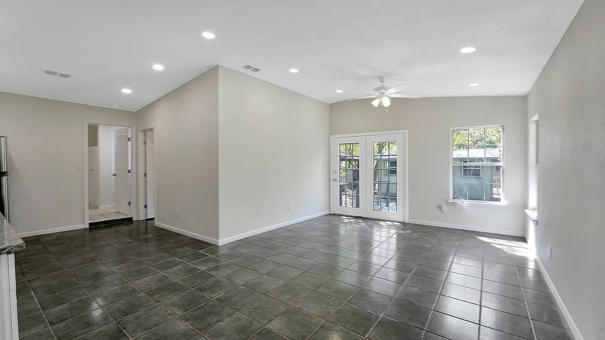 542 Thorain Boulevard - 2 — Photo 2