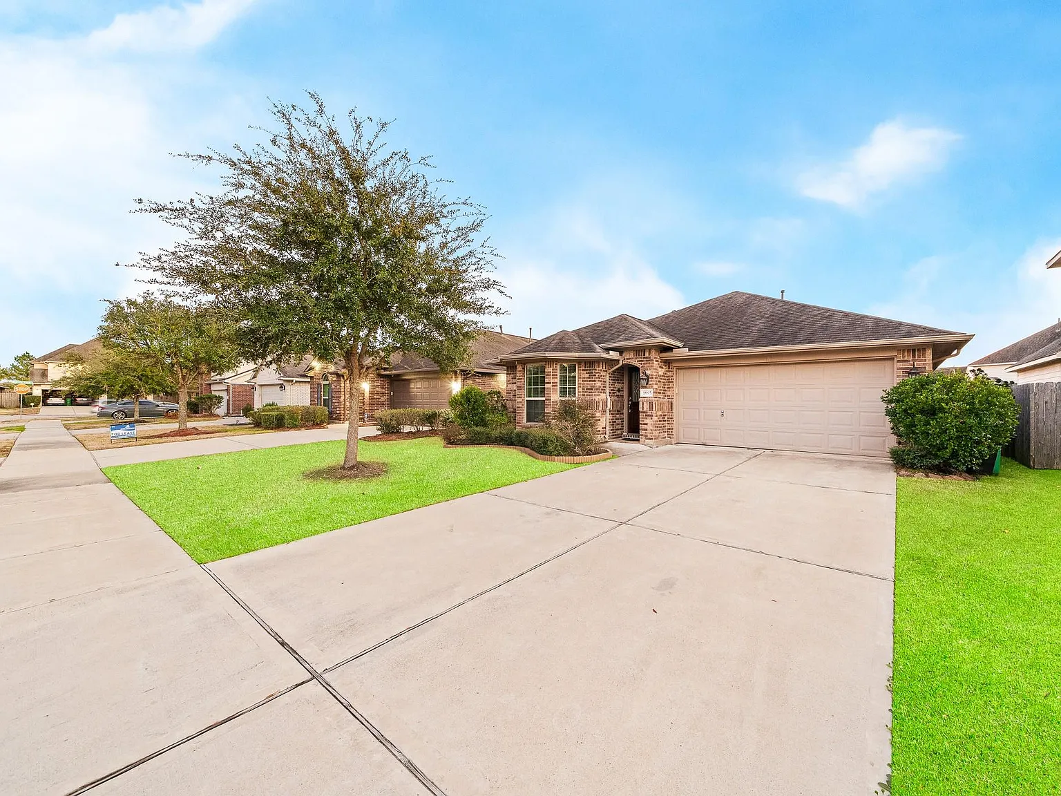 3 bed, 2.0 bath, 1552 sqft, $2,100 — Photo 2
