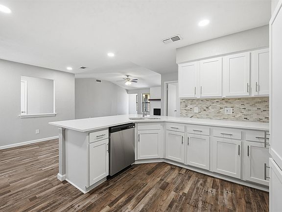 4th image of 705 Timberoaks Dr