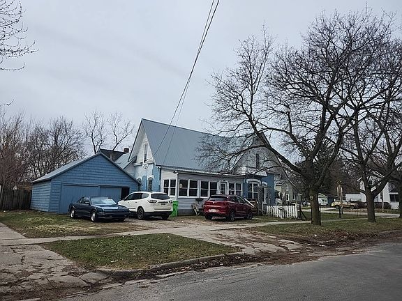 3rd image of 402 E Grand St