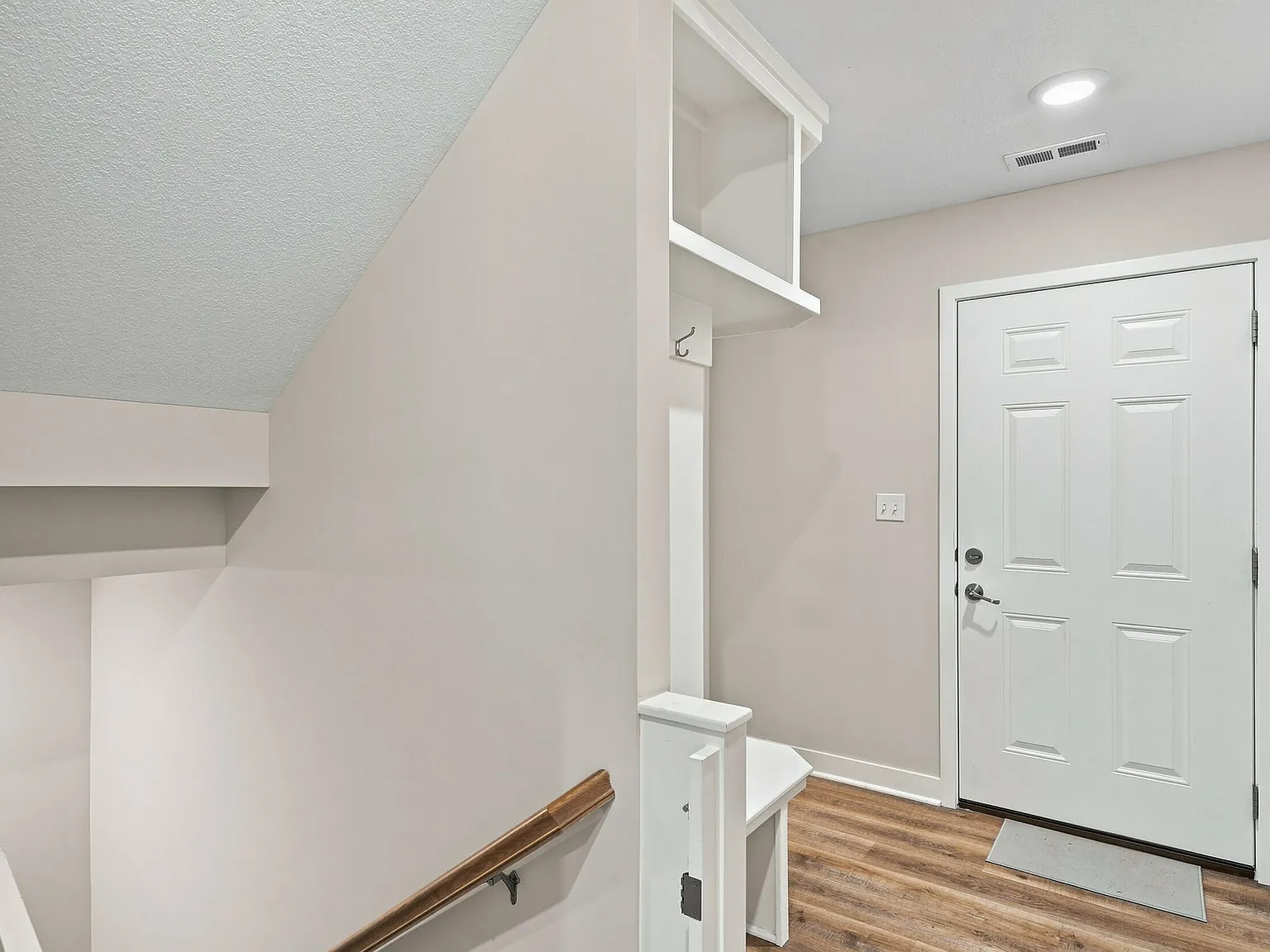 3 bed, 3.5 bath, 2308 sqft, $2,300 — Photo 3